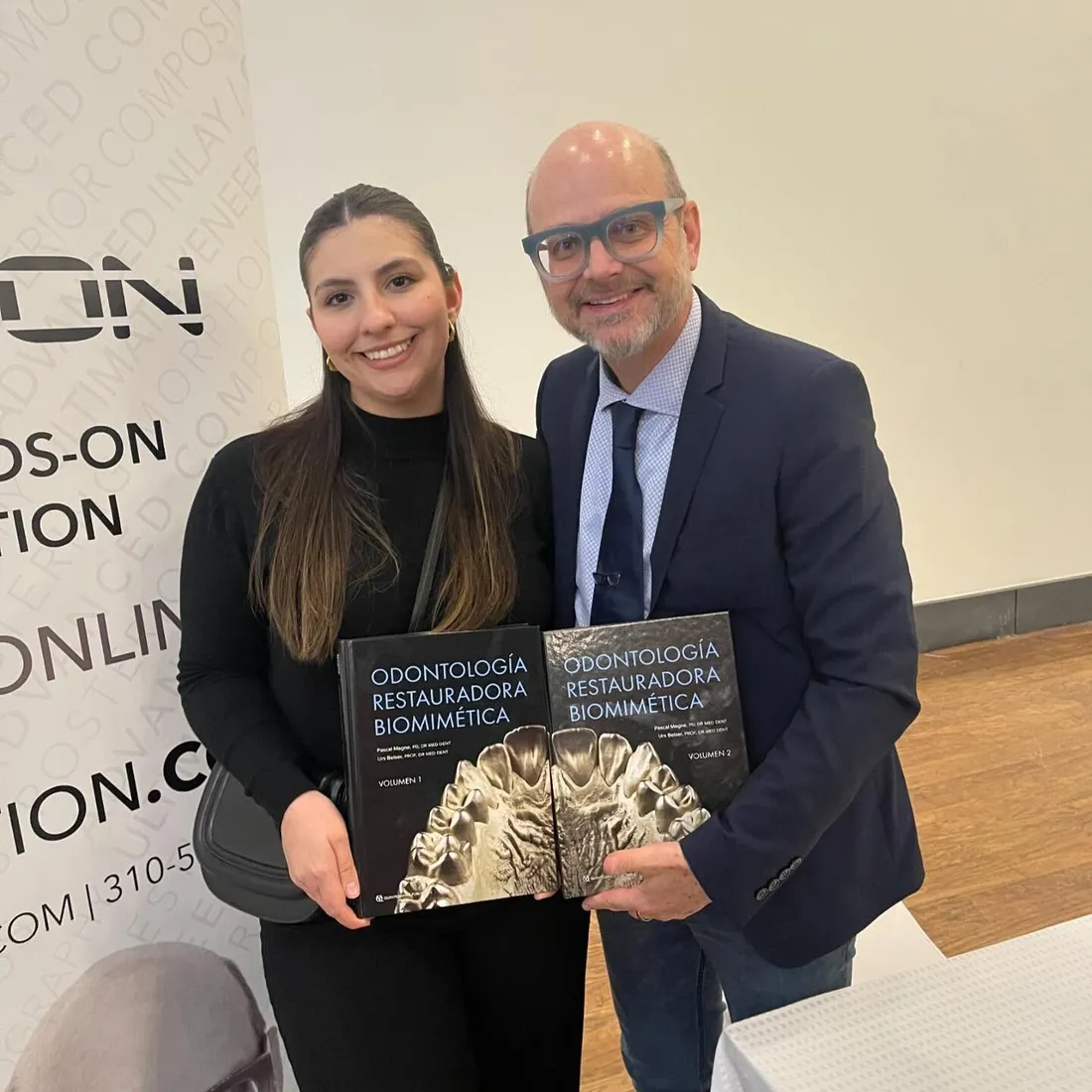 La Dra. Joselyne con el Dr. Pascal Magne en un congreso de odontología restauradora
