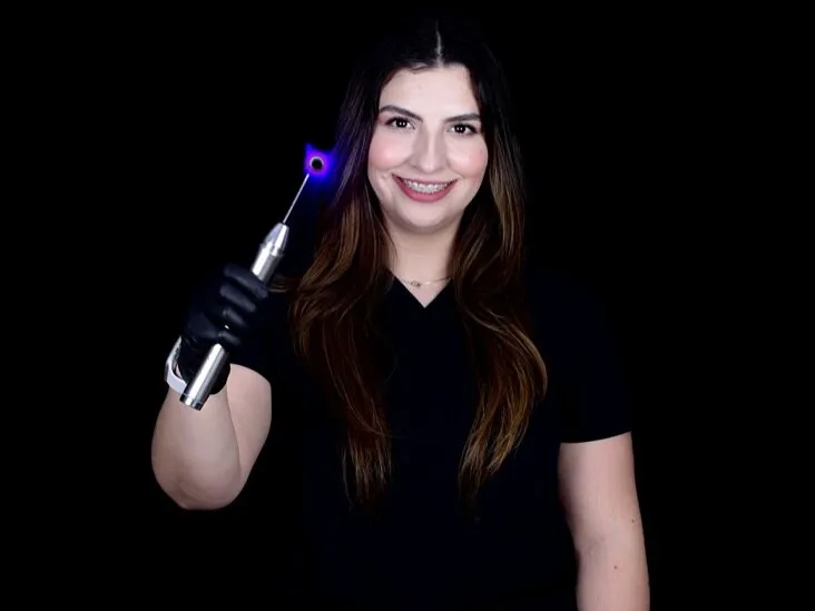 La Dra. Joselyne con la lámpara de fotocurado para resinas